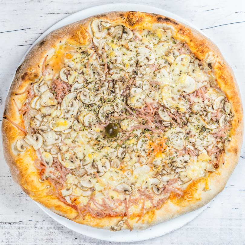 Pizza Capricciosa sa šunkom i šampinjonima