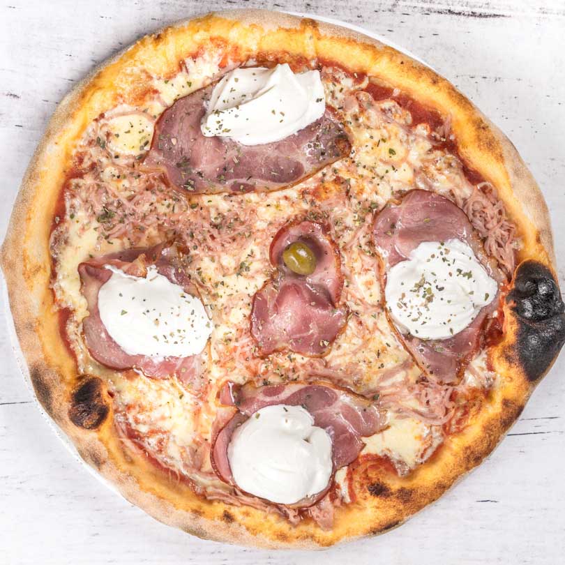 Pizza Slavonska sa šunkom, vratinom i vrhnjem
